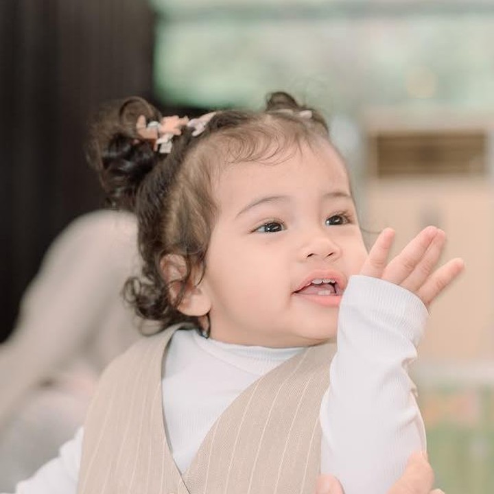 <p>Zaskia Sungkar baru saja merayakan ulang tahun pertama putrinya, Humaira. Zaskia dan Irwansyah menggelar acara <em>playdate</em> hingga kajian bersama keluarga dan teman-teman terdekat. Gaya Humaira pun mencuri perhatian dengan <em>o</em><em>utfit</em>&nbsp;sesuai&nbsp;tema acara, yakni warna krem hangat lengkap dengan rompi kecil yang membuatnya semakin menggemaskan.&nbsp;(Foto: dok. instagram@zaskiasungkar15)</p>