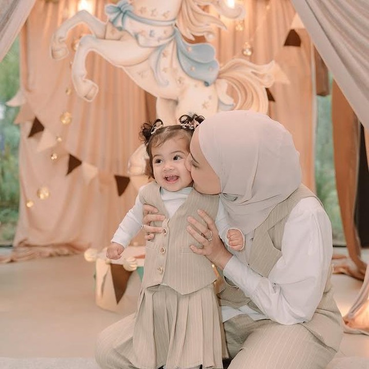 <p>Salah satu momen paling manis saat Zaskia Sungkar memberikan ciuman untuk putri kecilnya. "Alhamdulillah Allah mudahkan <em>event</em> kemarin, kajian <em>parenting</em> dan <em>activity</em> anak-anak untuk edukasi mencintai makhluk karena Allah ditemani ustadz dan ustadzah," tulis Zaskia Sungkar dari laman Instagram<em> @zaskiasungkar15</em>. (Foto: dok. instagram@zaskiasungkar15)</p>