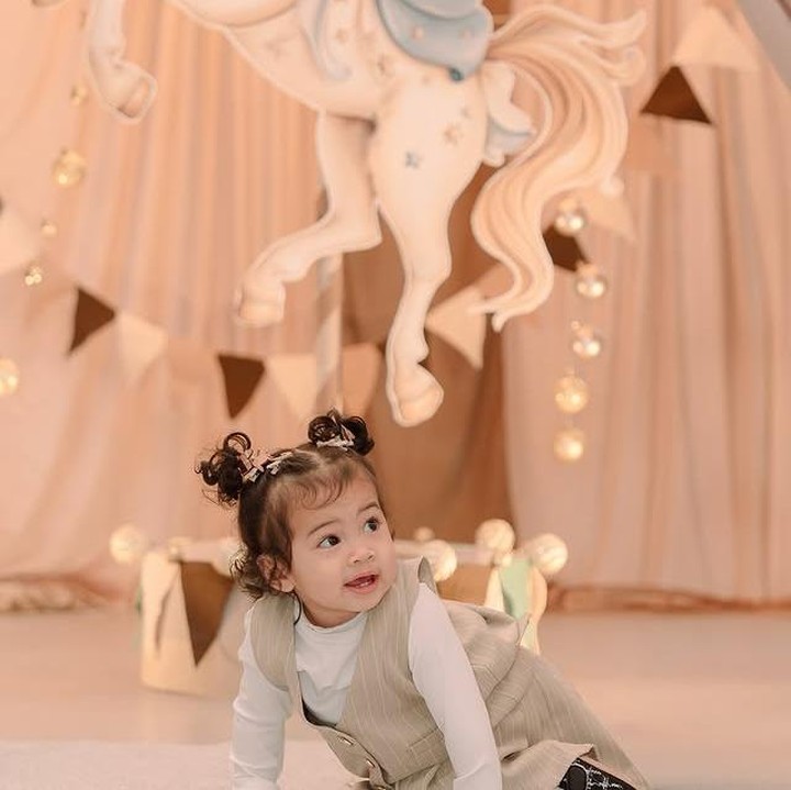 <p>Dalam potret ini, Humaira tampak duduk manis di tengah dekorasi <em>carousel</em> <em>horse</em>. Dengan <em>outfit</em> <em>beige</em> dan rambut dikuncir dua, tatapan polosnya berhasil mencuri perhatian siapa pun yang melihatnya. (Foto: dok. instagram@zaskiasungkar15)</p>