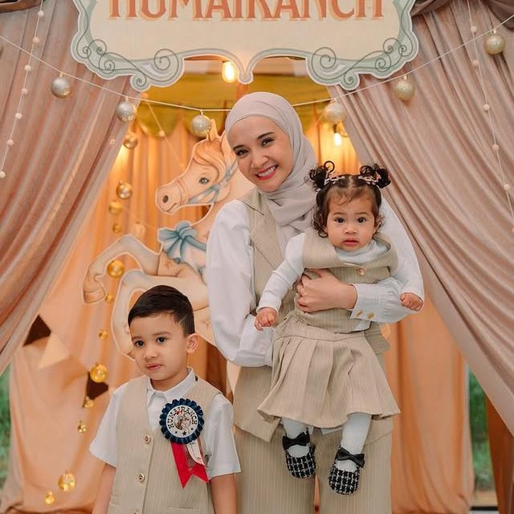 <p>Zaskia tampil anggun sambil menggendong Humaira, yang mengenakan <em>outfit</em> senada. Sang kakak, Ukkasya Rayshard juga enggak kalah menggemaskan dengan rompi dan pin "Rodeo Rider". "Makasih buat semua yang udah dateng dan guru-guru yang semoga Allah limpahkan keberkahan dunia dan akhirat. Barakallahu fiikum," tuturnya. (Foto: dok. instagram@zaskiasungkar15)</p>