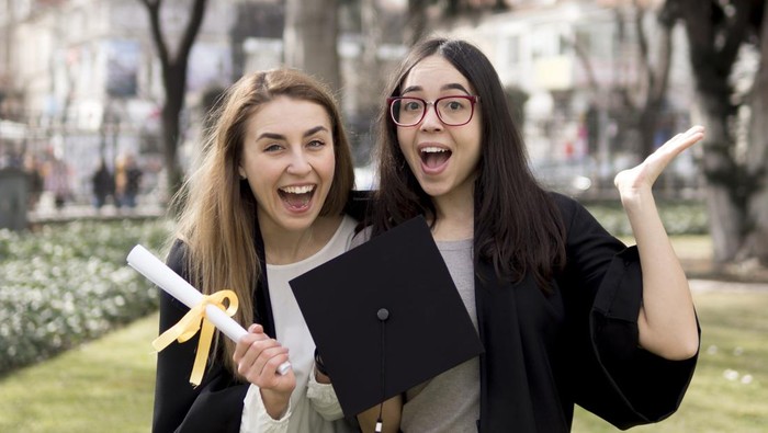 BeauPicks: 5 Rekomendasi Kado Wisuda Anti Mainstream untuk Sahabat, Mulai Rp25 Ribuan!