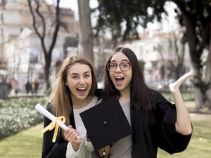 BeauPicks: 5 Rekomendasi Kado Wisuda Anti Mainstream untuk Sahabat, Mulai Rp25 Ribuan!