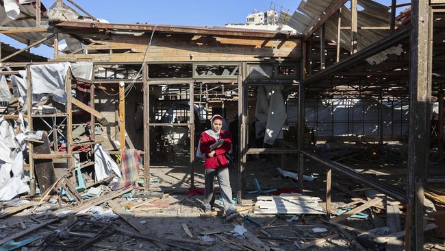 Sejumlah kontraktor swasta di Jalur Gaza Palestina dilaporkan menerima bayaran 5.000 shekel atau sekitar Rp24 juta untuk menghancurkan rumah-rumah warga.