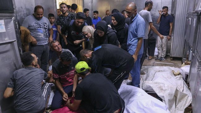 Israel Gempur Kamp Pengungsi di Gaza, 8 Orang Dilaporkan Tewas Serangan Israel di Gaza terus berlanjut, menewaskan delapan warga Palestina. PBB menyerukan perlindungan bagi warga sipil di tengah krisis kemanusiaan.