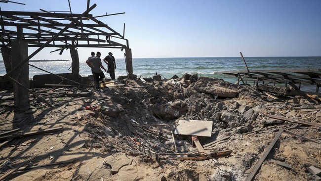 Israel membombardir sebuah kafe, sekolah, hingga titik distribusi bantuan makanan di Jalur Gaza Palestina hingga menewaskan 95 warga dalam satu hari.