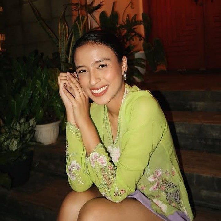 <p>Dengan pose tangan menyentuh pipi dan tatapan langsung ke kamera, aura percaya diri dan karismatik Kaneishia benar-benar terpancar. "Agak meragukan, tapi aku lumayan suka," tulis Kaneishia lewat unggahan Instagram<em> @kaneishiayusuf05</em>, Senin (02/06/2025). (Foto: dok. instagram@kaneishiayusuf05)</p>
