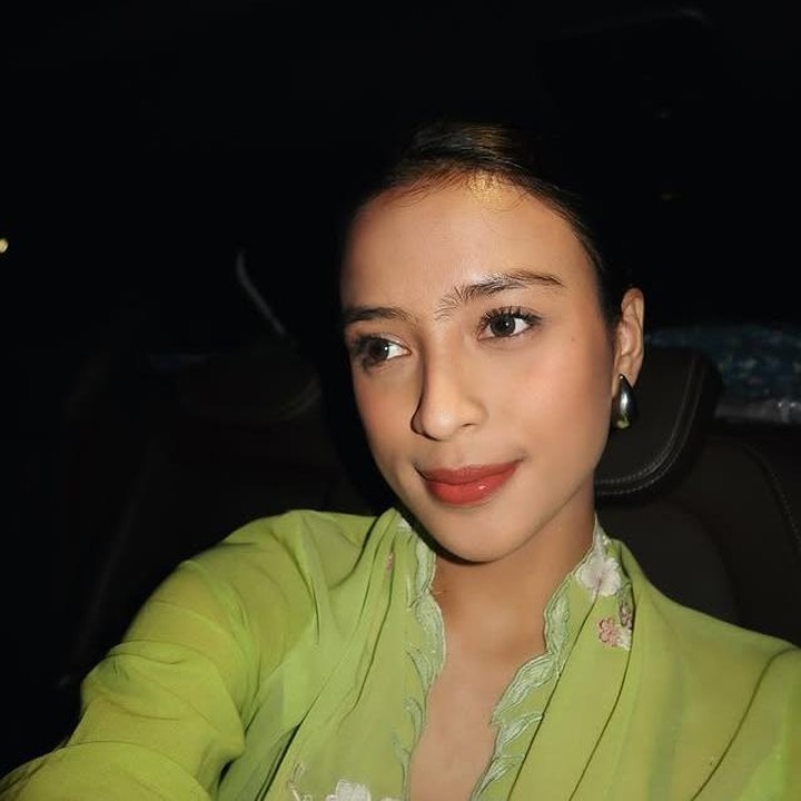<p>Keisha tampil<em> close-up</em> dengan ekspresi penuh percaya diri. Sorot matanya tajam, dipadukan dengan riasan natural dan anting hitam yang memperkuat kesan elegan. (Foto: dok. instagram@kaneishiayusuf05)</p>