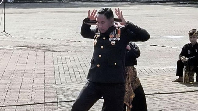 Kapolda Banten Tampilkan Atraksi Debus di Hari Bhayangkara Kapolda Banten melakukan atraksi debus saat peringatan Hari Bhayangkara ke-79 di Alun-Alun Barat Kota Serang, Selasa (1/7).