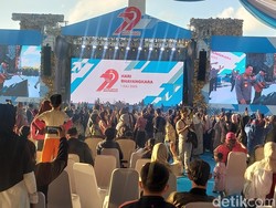 Video: Momen Kapolri Duet bareng Iwan Fals di HUT Ke-79 Bhayangkara