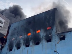 Video Kebakaran Gudang Ban di Bekasi, Api Diduga dari Percikan Las