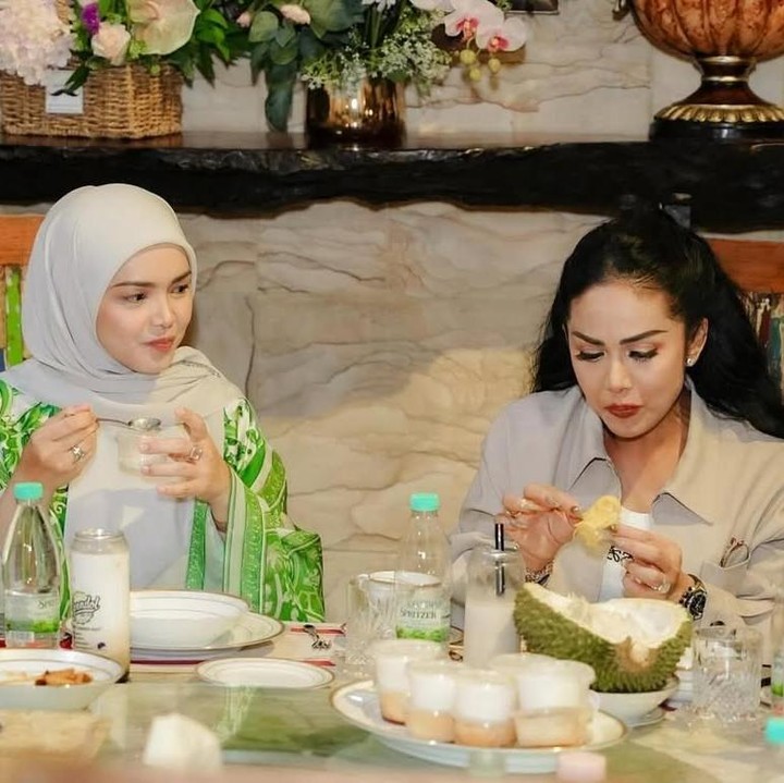 <p>Siti pun mengatakan <em>Canda Tangis Ketawa Duka</em> (CKTD) menjadi album duetnya dengan KD yang menggambarkan tentang persahabatan. &ldquo;Menjadi judul album duet kami dahulu menggambarkan persahabatan kami yang berkongsi semua perasaan itu bersama-sama,&rdquo; ujar Siti.&nbsp;(Foto: Instagram@krisdayantilemos)</p>