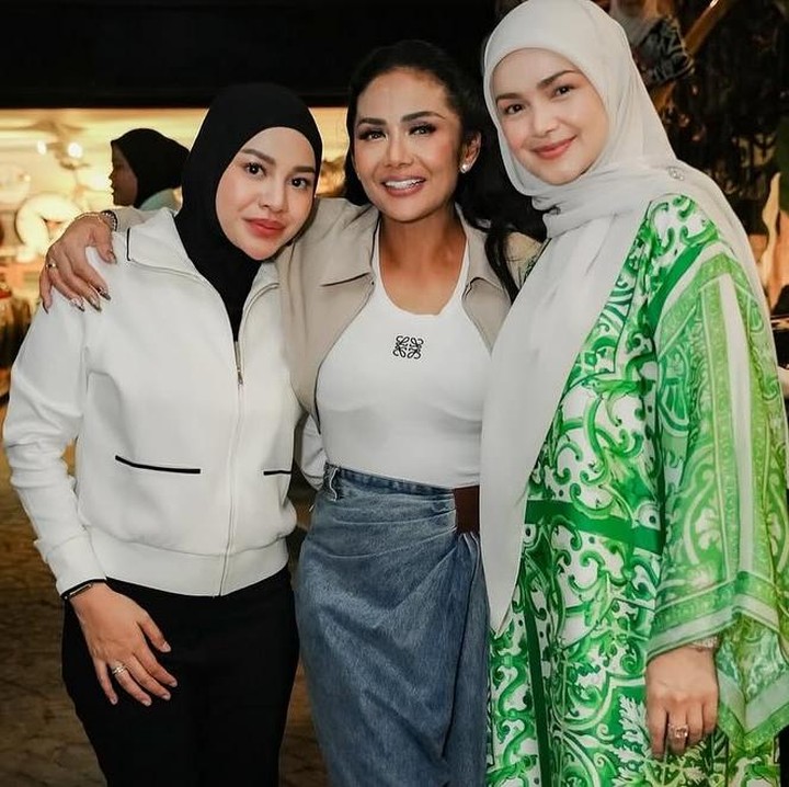 <p>Pada <em>postingan</em> itu, KD dan Siti Nurhaliza mengungkap persahabatan mereka yang hampir menginjak 30 tahun. <em>&ldquo;#repost&hellip;@ctdk</em> Persahabatan hampir 30 tahun, mengenali sosok <em>@krisdayantilemos</em> dari zaman awal saya menjadi artis dan silaturahmi kami terjalin baik sehingga kini,&rdquo; tulis Siti, dikutip dari laman <em>Instagram@krisdayantilemos,</em> Selasa (1/7/2025). (Foto: Instagram@krisdayantilemos)</p>