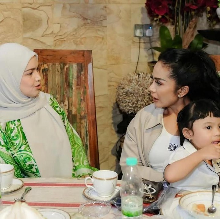 <p>Menjalin hubungan baik sebagai teman dalam jangka waktu lama tentunya penuh suka dan duka. Hal inilah yang dirasakan oleh dua penyanyi ternama, Krisdayanti dan Siti Nurhaliza, yang telah bersahabat selama puluhan tahun. (Foto: Instagram@krisdayantilemos)</p>