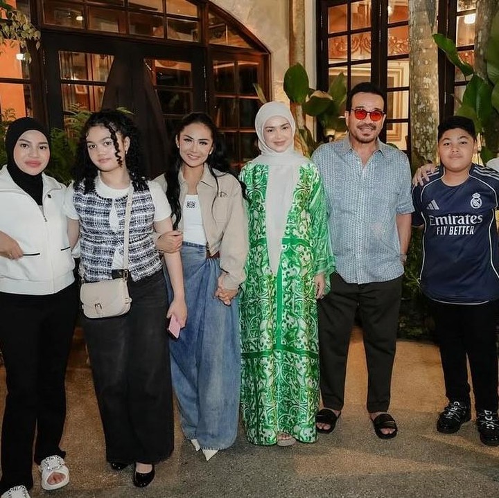 <p>Belum lama ini, KD mengajak keluarga mengunjungi rumah Siti Nurhaliza di Malaysia. Momen itu pun dibagikan langsung oleh sang penyanyi melalui beberapa foto yang diunggah di akun Instagram pribadi.&nbsp;(Foto: Instagram@krisdayantilemos)</p>
