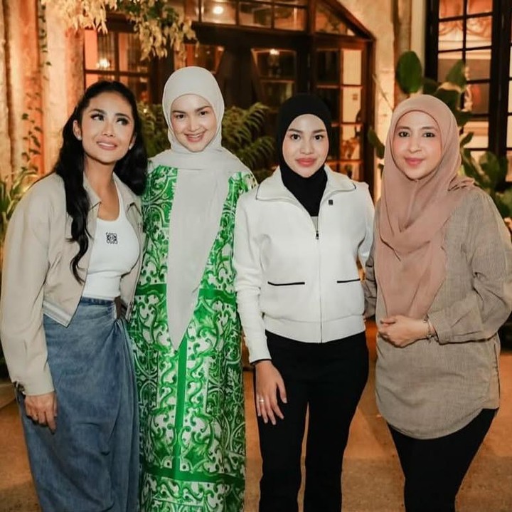 <p>Meski tinggal beda negara, keduanya kerap menceritakan perkembangan kehidupan masing-masing. &ldquo;Kami tidak selalu bertemu, namun sering curhat dan bertanya perkembangan masing-masing sama ada dalam kehidupan atau kerja,&rdquo; tuturnya.&nbsp;(Foto: Instagram@krisdayantilemos)</p>