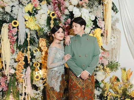 5 Potret Lamaran Brisia Jodie & Jonathan Alden, Kompak Pakai Kebaya dan Beskap Warna Hijau