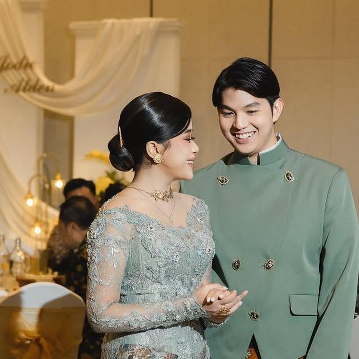 <p>Brisia Jodie dan Jonathan Alden tampak saling melempar senyum penuh cinta di momen lamaran mereka, pada Sabtu (21/06/2025). Tatapan mata keduanya begitu hangat, seolah tak sabar menyambut masa depan bersama. (Foto: Instagram@brisiajodie96)</p>