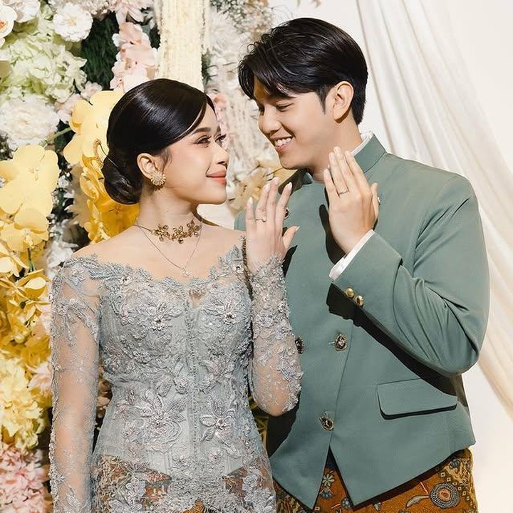 <p>Tatapan saling menyejukkan yang tak bisa disembunyikan jelas tergambar dalam kebahagiaan mereka. Brisia Jodie tampak anggun dalam kebaya warna hijau, lengkap dengan sanggul rapi dan aksesori emas yang cantik. Sementara Jonathan Alden tampil dalam beskap modern dengan warna senada. "Dua Hati, Satu Tujuan,&rdquo; tulis Jodie melalui unggahan Instagramnya. (Foto: Instagram@brisiajodie96)</p>