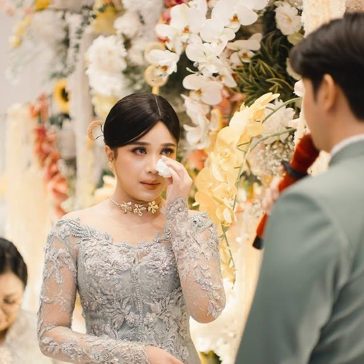 <p>Brisia Jodie tampak menahan air mata haru saat mendengarkan kata-kata dari Jonathan Alden. Dengan sorot mata yang berkaca-kaca, Jodie menunjukkan betapa dalamnya perasaan dan makna hari itu bagi dirinya. (Foto: Instagram@brisiajodie96)</p>
