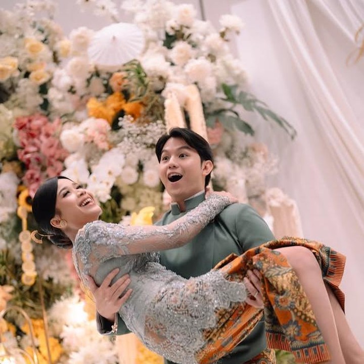 <p>Di tengah momen sakralnya, Brisia Jodie dan Jonathan Alden justru menunjukkan sisi <em>playful</em>&nbsp;mereka. Jodie terlihat tertawa lepas, sementara Jonathan mengangkatnya dengan penuh bahagia. Aura bahagia keduanya benar-benar terpancar, ya, Bunda. (Foto: Instagram@brisiajodie96)</p>