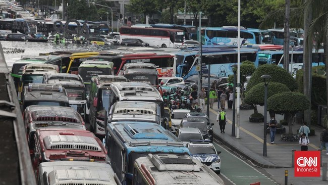 Survei BPS mengungkap ongkos transportasi di Indonesia menembus 12,46 persen, lebih tinggi dari standar ideal Bank Dunia 10 persen biaya hidup per bulan.