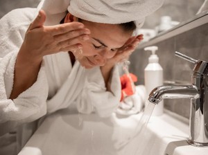 Biar Terhindar dari Iritasi, Ini 4 Tips Memilih Sabun Cuci Muka untuk Kulit Sensitif