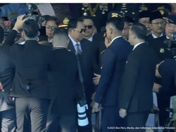 Momen Gibran Cium Tangan Try Sutrisno di Upacara Hari Bhayangkara