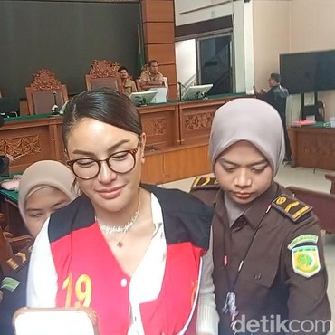 Tangis Nikita Mirzani Pecah dengan Kesaksian Anak di Sidang kasus Vadel Badjideh