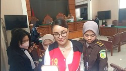 Tangis Nikita Mirzani Pecah dengan Kesaksian Anak di Sidang kasus Vadel Badjideh