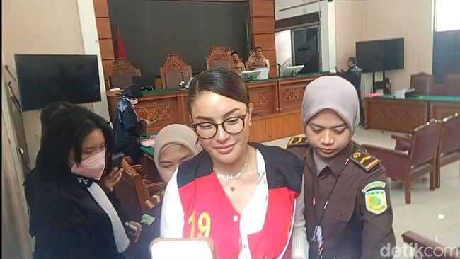 Tangis Nikita Mirzani Pecah dengan kesaksian Anak di Sidang kasus Vadel Badjideh