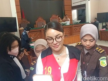 Tangis Nikita Mirzani Pecah dengan kesaksian Anak di Sidang kasus Vadel Badjideh