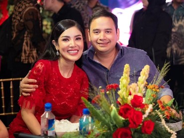 img-title Nindy Ayunda Sudah Menikah dengan Dito Mahendra, Ini Potret Mesranya Rayakan Ultah Suami
