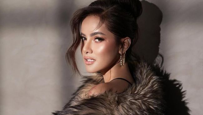 Olla Ramlan Ngaku Pacari Berondong, Ini 7 Pesona Cantiknya Makin Tua Makin Hot