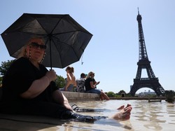 Video: Suhu Tembus 40,9C, Turis Kelimpungan di Paris