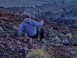 Bikin Ngeri, Pendaki Nekat Ambil Topi Jatuh di Tebing Curam Gunung Agung
