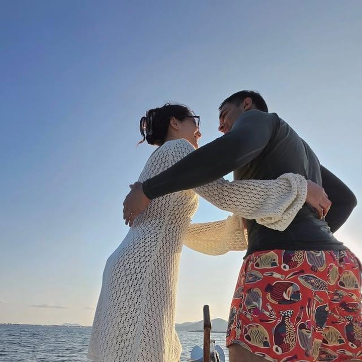 <p>Pose mereka yang saling menatap penuh senyum bikin suasana makin hangat dan penuh cinta, ya. <em>Caption</em> &ldquo;Salam, kapten!&rdquo; yang ditulis Pevita pun sukses menggambarkan suasana <em>playfull</em> dan manis selama perjalanan, pada Senin (30/06/2025). (Foto: dok. instagram@pevpearce)</p>