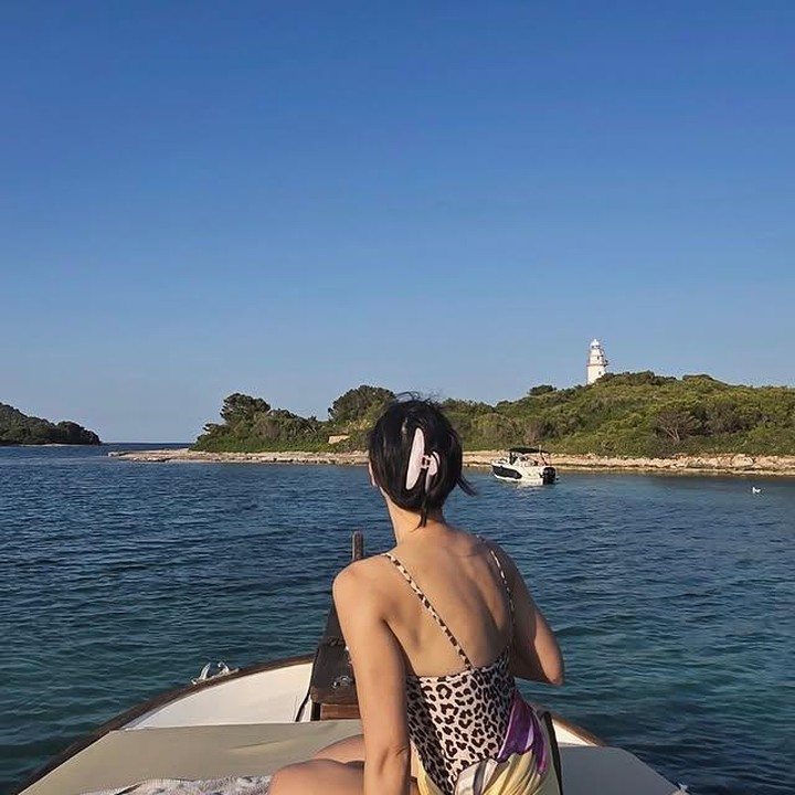 <p>Menikmati birunya laut dan langit yang nyaris tanpa awan, Pevita Pearce tampak bersantai di ujung kapal dengan pemandangan pulau di hadapannya. Mengenakan <em>swimsuit</em> bermotif leopard yang dipadukan dengan pareo lembut, gaya Pevita tetap terlihat <em>chic</em> meski sedang berlibur. (Foto: dok. instagram@pevpearce)</p>