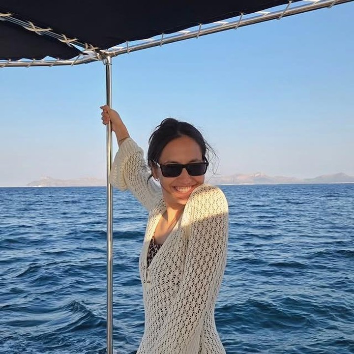 <p>Dengan senyum lebar yang memancarkan kebahagiaan, Pevita memegang tiang kapal sambil memiringkan badannya. Rambutnya yang disanggul simpel dengan jepitan semakin menambah kesan <em>effortless</em>, ya! (Foto: dok. instagram@pevpearce)</p>