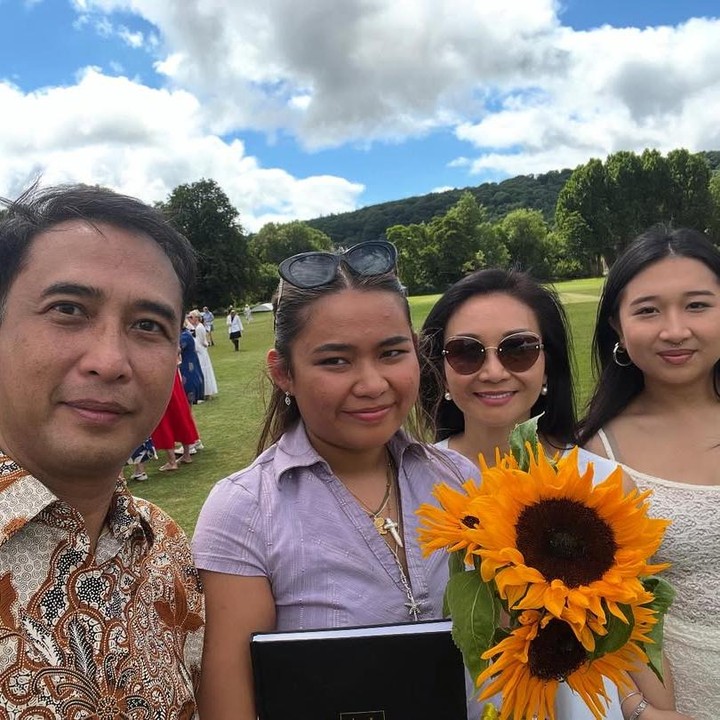 <p>Gitaris band Padi atau Padi Reborn, Piyu, tengah berbahagia. Anak pertamanya, Anastasia Mikaela Satriyo, baru saja lulusa SMA di Inggris. Perempuan yang akrab disapa Mikaela itu lulus dari Monkton Combe School, Inggris. (Foto: Instagram @piyu_logy)</p>