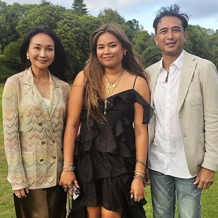 <p>Saat hadir di acara kelulusan Mikaela, Piyu dan mantan istrinya kompak mengenakan baju semi formal bernuansa warna green khaki. Di momen lainnya, Piyu terlihat memakai baju batik cokelat, sementara Flo memakai gaun putih. (Foto: Instagram @piyu_logy)</p>