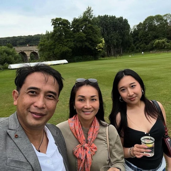 <p>Di hari kelulusan sang putri, Piyu terlihat hadir bersama mantan istrinya Anastasia Florina Limasnax atau akrab disapa Flo. Piyu dan Flo tampil kompak mendampingi Mikaela di hari spesialnya. "<em>What a proud day</em>!!" tulis Piyu dalam unggahan di Instagram. (Foto: Instagram @piyu_logy)</p>