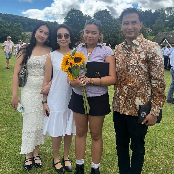 <p>Acara kelulusan Mikaela juga dihadiri oleh adiknya atau anak kedua Piyu, yakni Aryanna Noella Satriyo. Perempuan yang akrab disapa Ari ini tampil cantik mengenakan gaun putih di acara kelulusan SMA kakaknya. (Foto: Instagram @piyu_logy)</p>