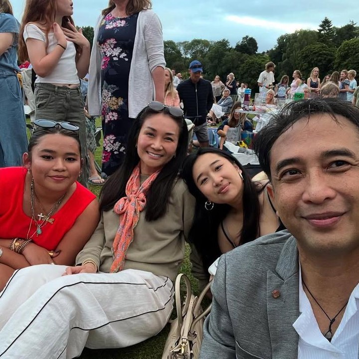 <p>Piyu dan Flo&nbsp;menikah pada 2005 dan resmi bercerai pada 2016. Dari pernikahan yang berjalan selama 10 tahun tersebut, Piyu dan Flo dikaruniai tiga anak, yakni Mikaela, Aryanna, dan Avanindra Michael Satriyo. (Foto: Instagram @piyu_logy)</p>