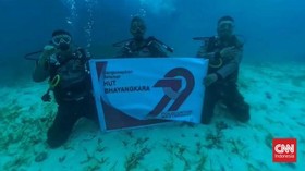 Polisi Kepulauan Selayar Upacara HUT Bhayangkara di Bawah Laut
