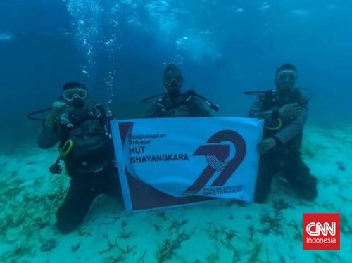 Polisi Kepulauan Selayar Upacara HUT Bhayangkara di Bawah Laut