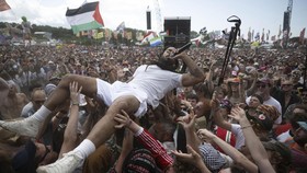 FOTO: Gaya Bob Vylan Bela Palestina di Glastonbury Hingga Dicekal AS