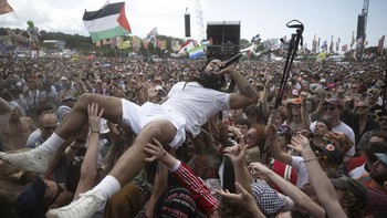 FOTO: Gaya Bob Vylan Bela Palestina di Glastonbury Hingga Dicekal AS