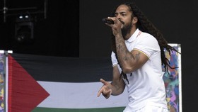 Bela Palestina dan Kutuk Israel di Glastonbury, Bob Vylan Dicekal AS