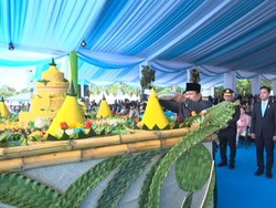Prabowo Potong Tumpeng di Hari Bhayangkara, Diberikan ke Polisi Berprestasi
