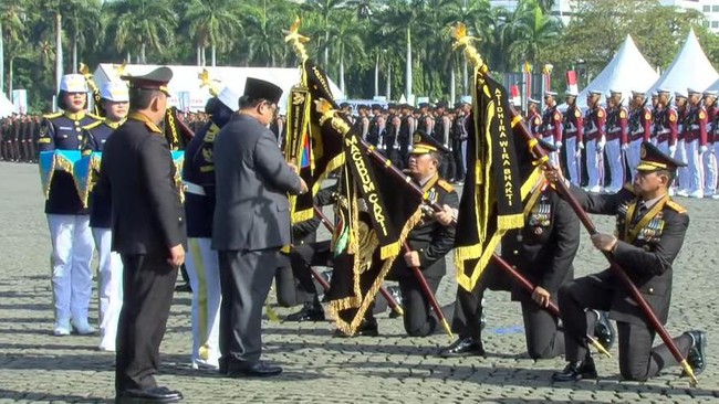 Presiden Prabowo memberi tanda kehormatan kepada Polri dalam upacara Hari Bhayangkara ke-79. Tujuh kesatuan dan tiga anggota Polri menerima penghargaan.